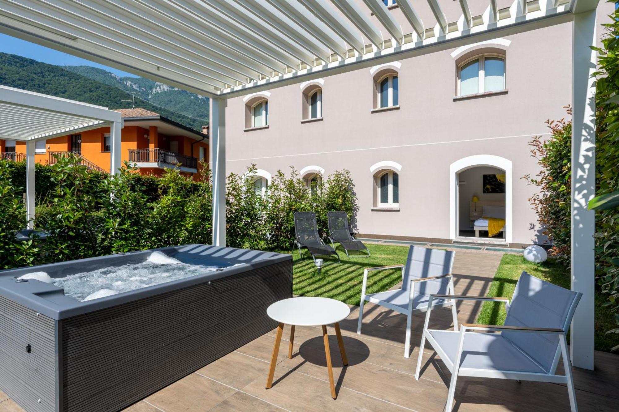 Bianco Hotel Primaluna Bagian luar foto